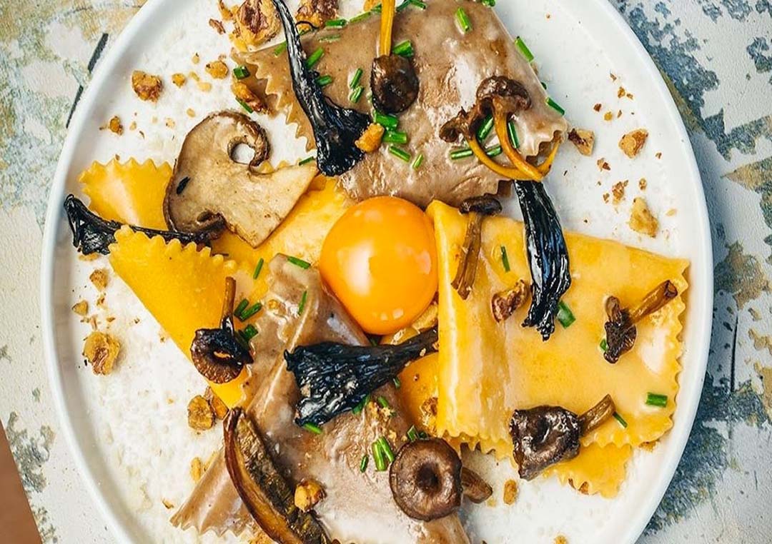 Savoring Bristol’s Culinary Treasures: Unmissable Dishes and Dining Gems