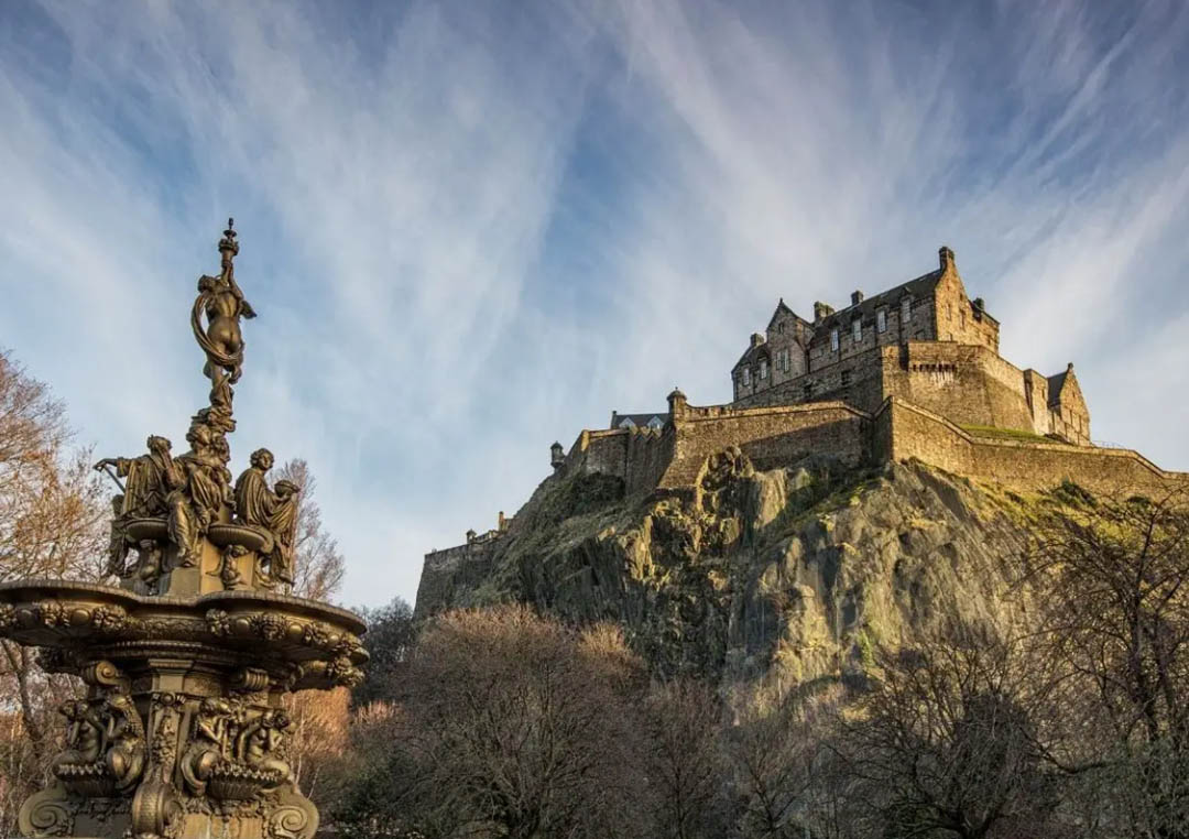 Edinburgh Castle: An Imposing Historical Landmark Not to Be Missed